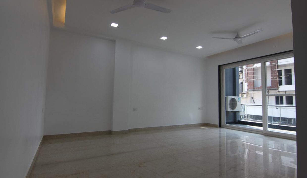 Ready to Move in 3 BHK Builder Floor in Sector 56, Gurgaon Living Area